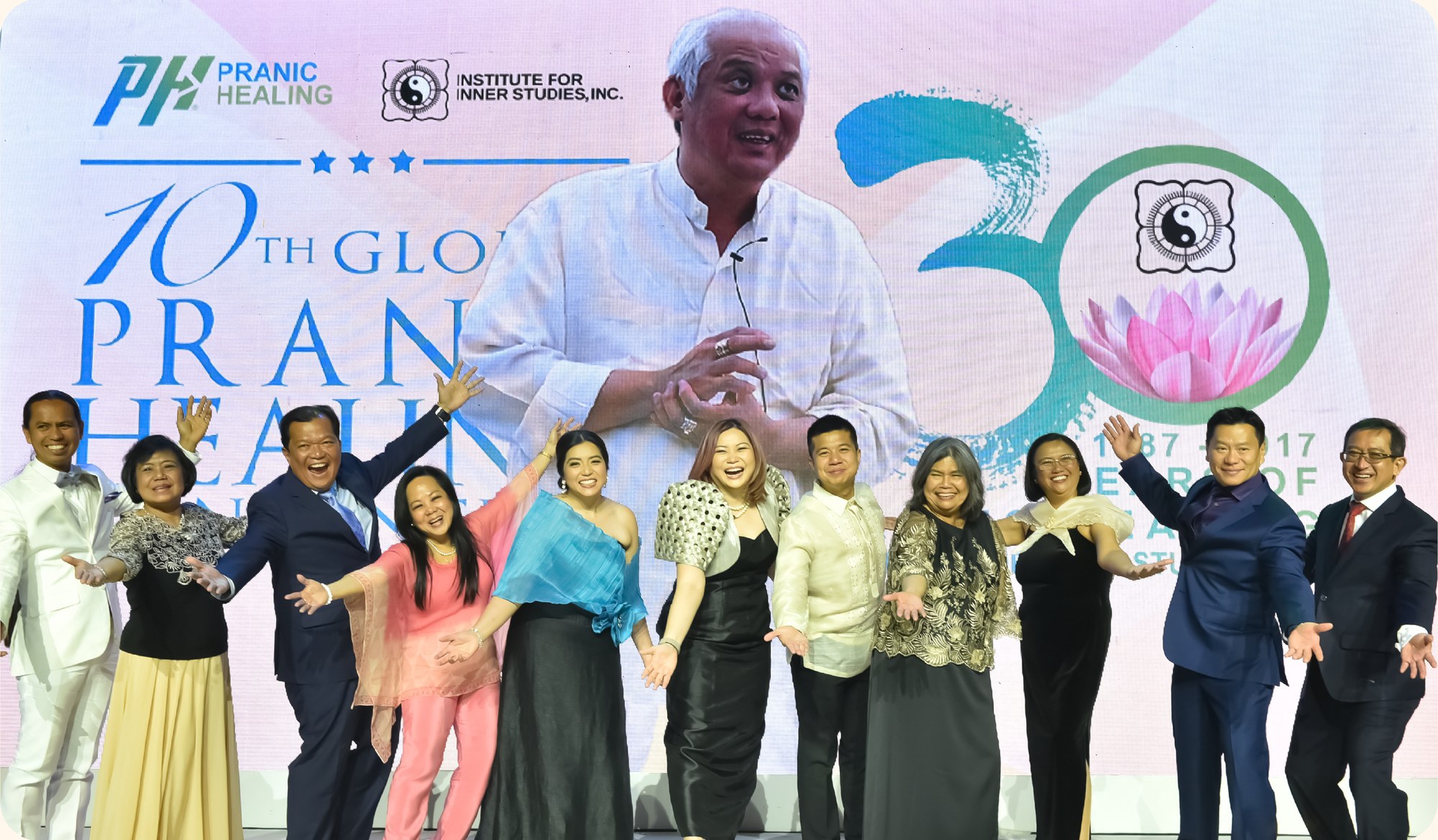 Master Choa Kok Sui's Acharyas and family on stage